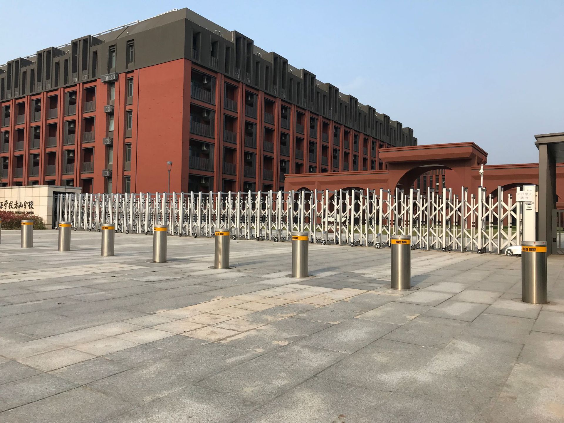 全自动升降柱 某学校周边道路 防冲撞应用现场图(图1)