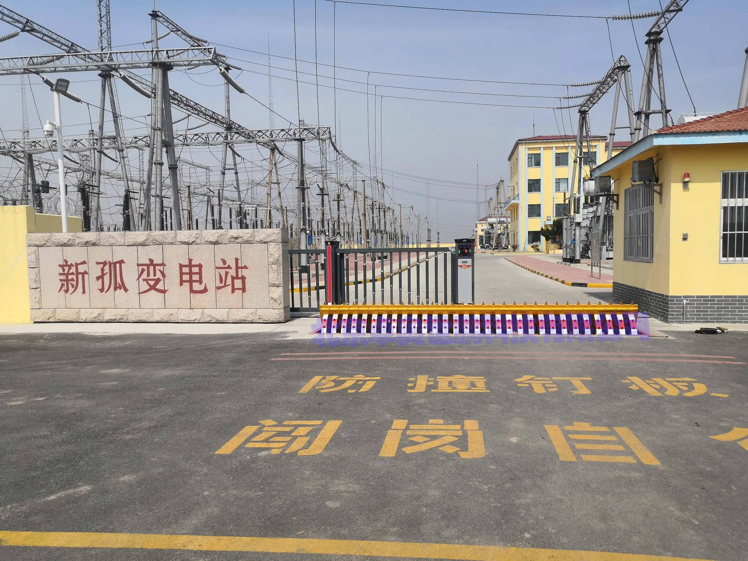 液压翻板路障机 某厂区大门 防撞拦截实景图(图1)