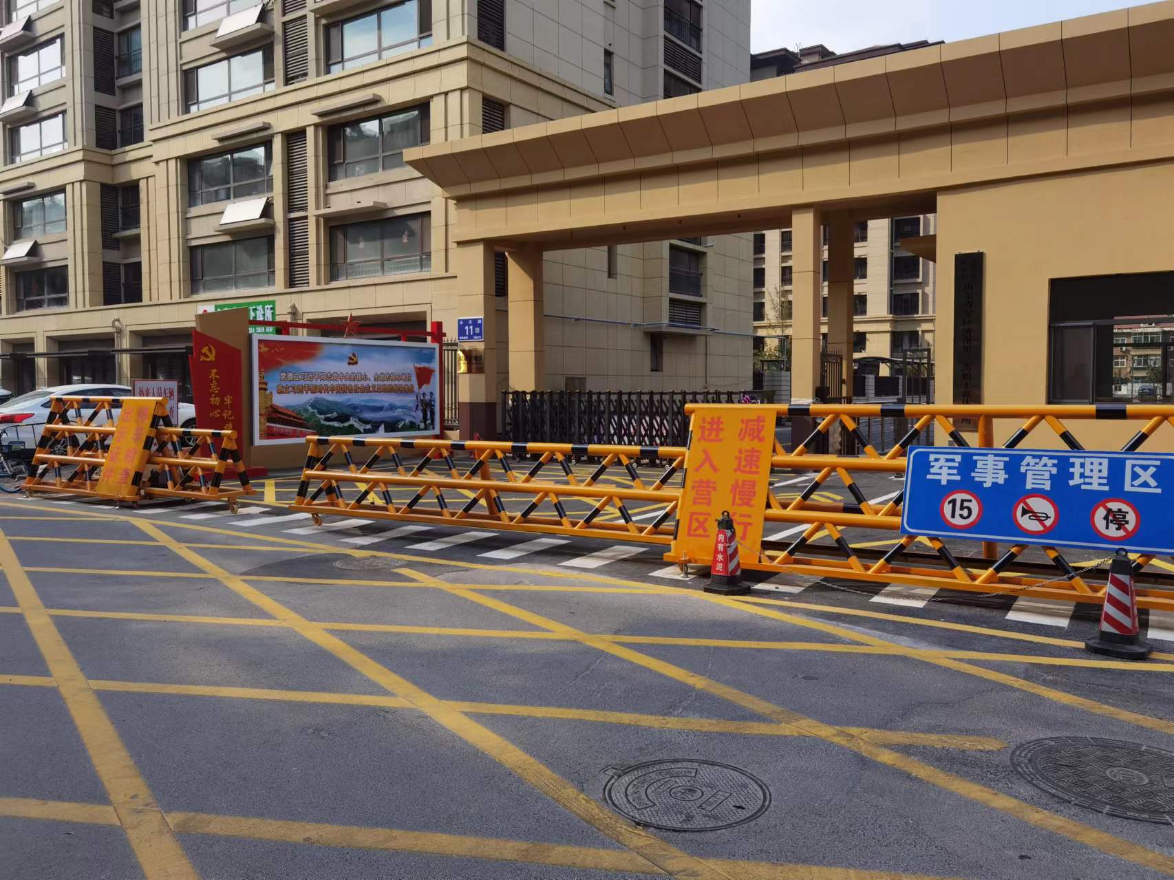 带刺防撞拒马 某城市广场 安防隔离应用图(图1)