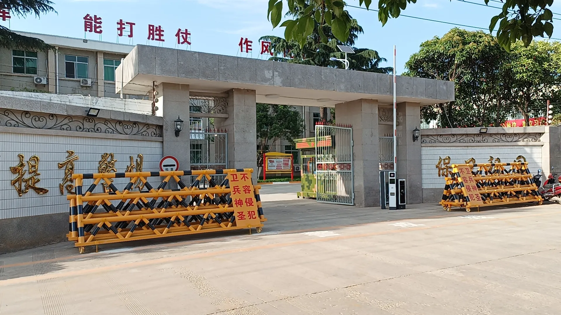 医院学校门口电动拒马人群管控应用图 医院学校门口能用电动拒马吗(图1)