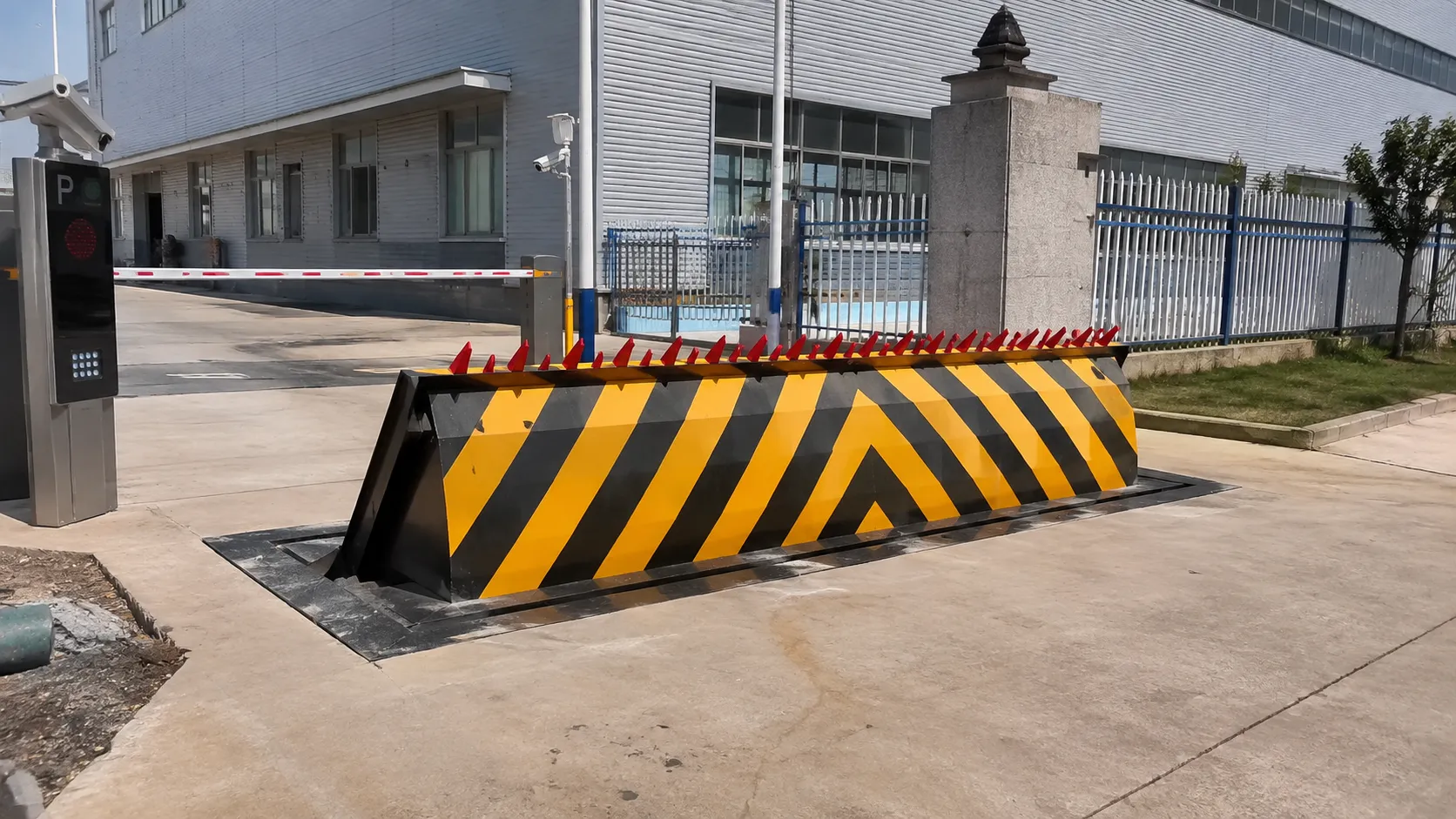液压翻板路障机产品实景图,路障机工作原理图 液压翻板路障机工作原理详解(图1)