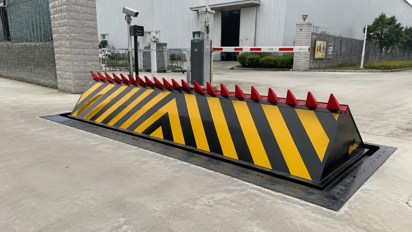液压翻板路障机深款浅款对比示意图,路障机选购参考 液压翻板路障机选购指南_深款浅款(图1)