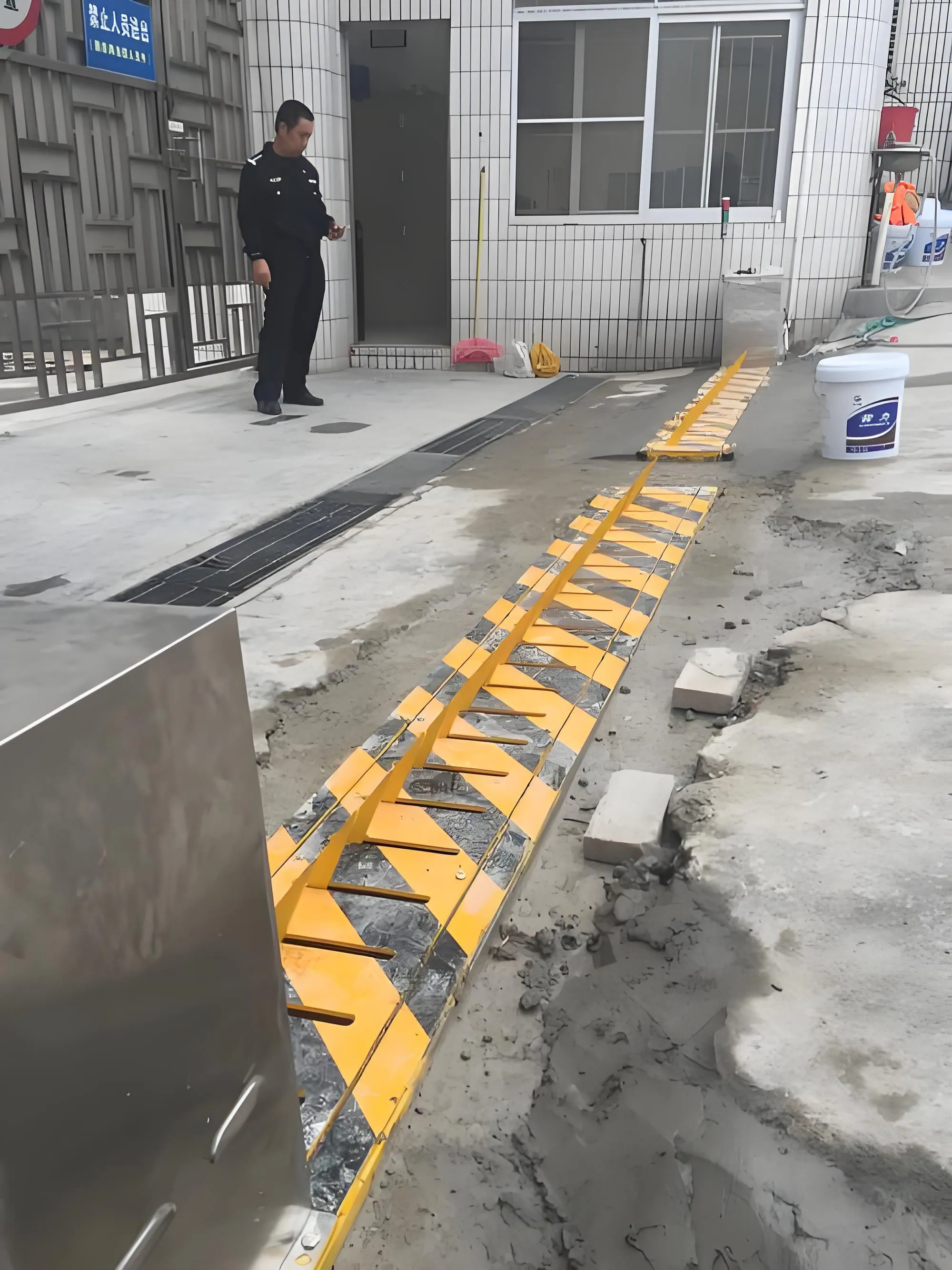 电动破胎器产品实景图,液压破胎器产品实景图,破胎器类型对比示意图 电动破胎器和液压破胎器区别怎么选(图1)