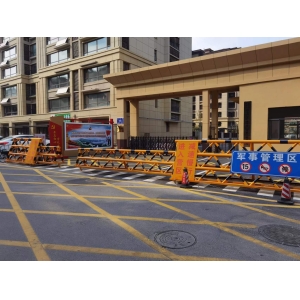 带刺防撞拒马 某城市广场 安防隔离应用图